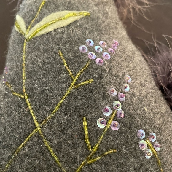 Felt Cat Decor with Fluffy Tail & Embroidered Flowers Weighted Base NWT - Picture 8 of 9